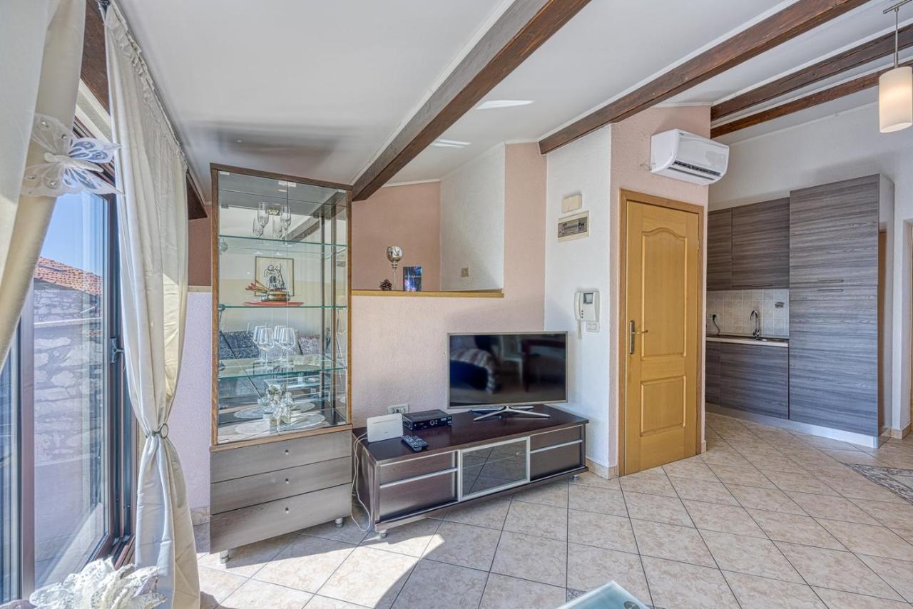 Old Town Apartments In Umag Exterior foto